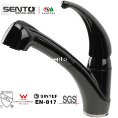 Chine Le mélangeur simple de l'eau de tuyau flexible de poignée de Sento retirent le robinet de cuisine avec la couleur noire fournisseur